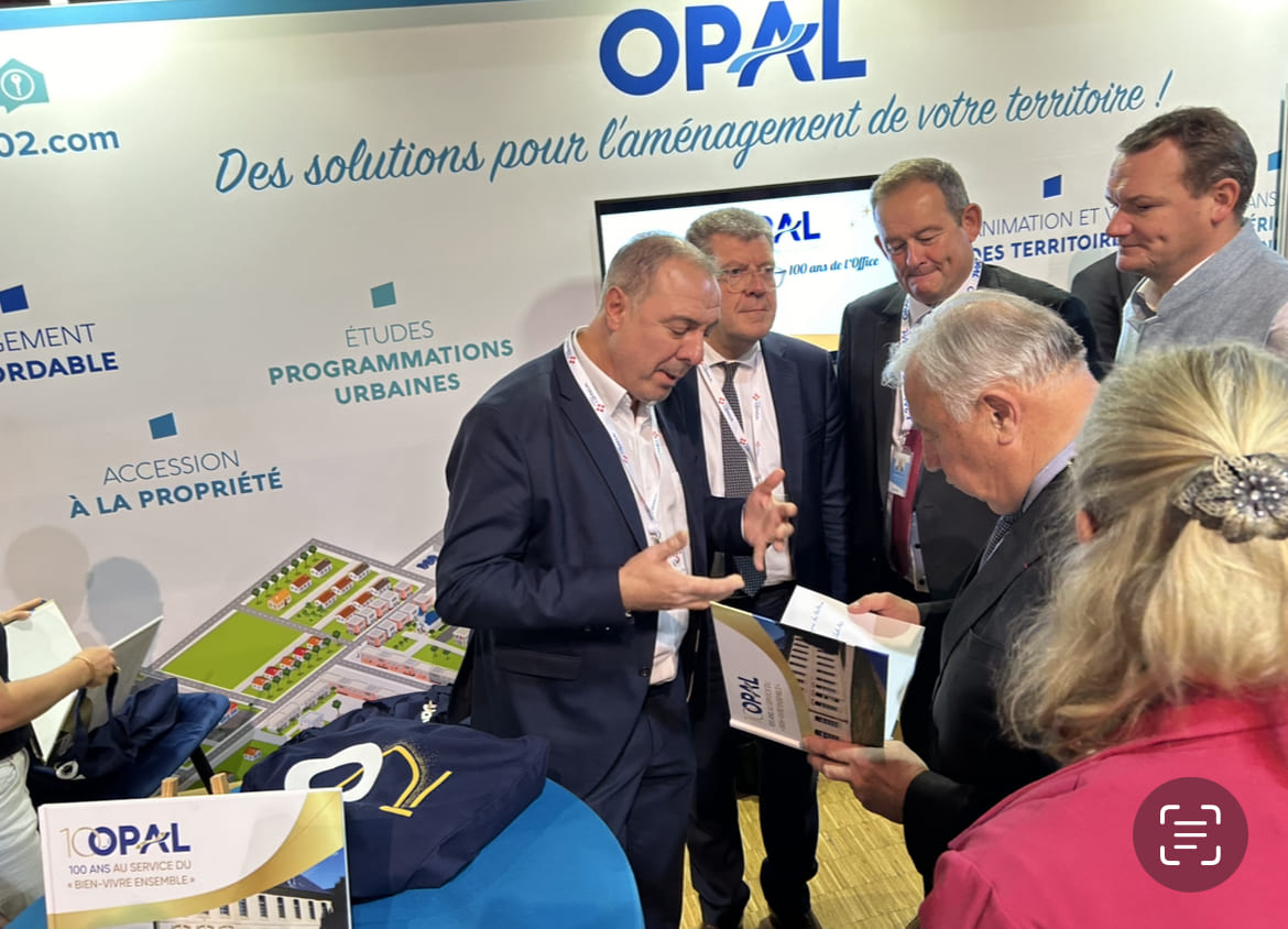 Salon des maires 2024. Rencontres des élus. Présence Gérard Larcher. Projets avec les mairies.