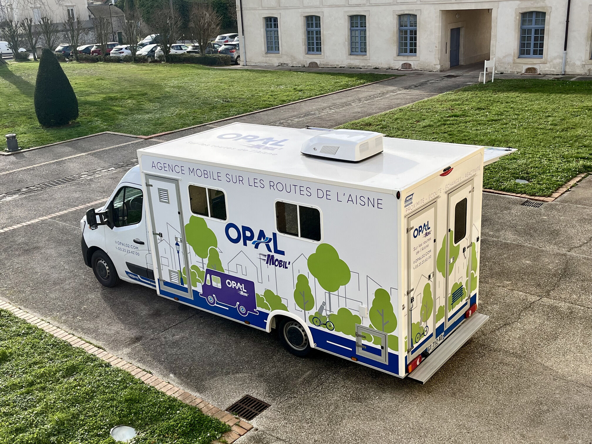 OPAL Mobil'. Rencontre avec le locataires. Agence mobile. Aller vers. Outil de proximité. Territoires.