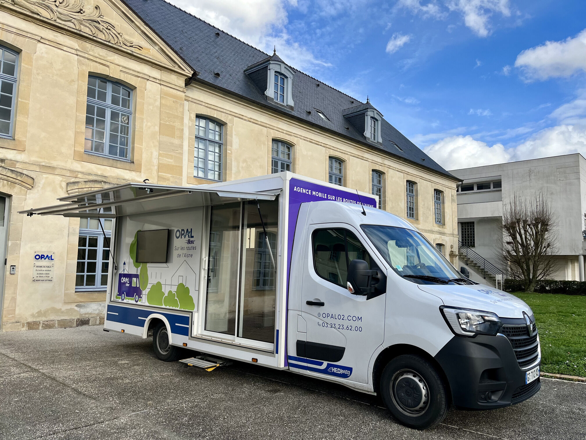 OPAL Mobil'. Rencontre avec le locataires. Agence mobile. Aller vers. Outil de proximité. Territoires.